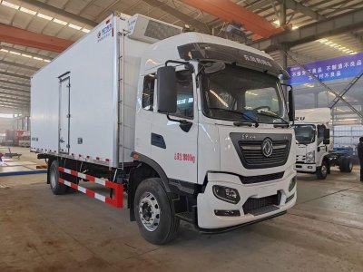 東風(fēng)天錦6.8米貨箱冷藏車，后部加裝液壓尾板超實惠